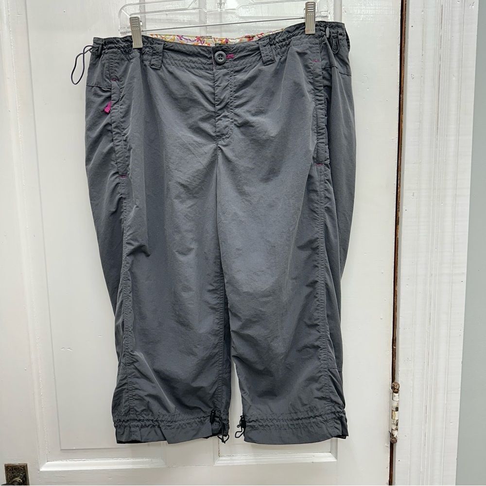 Eddie Bauer Grey hiking adventure capri women's 14 zippered front & back pockets